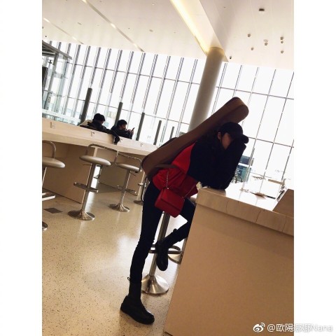 欧阳娜娜四岁萌照曝光,镜头前挖鼻屎,原来从小