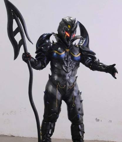 铠甲勇士》界王随靠聪明的大脑让自己强大起来