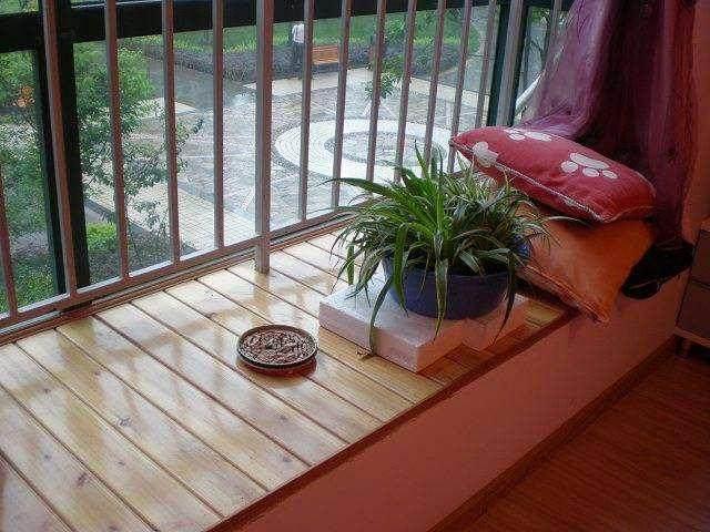 还有人用玻璃作飘窗台面,看起来好漂亮,就是不知道安全不?