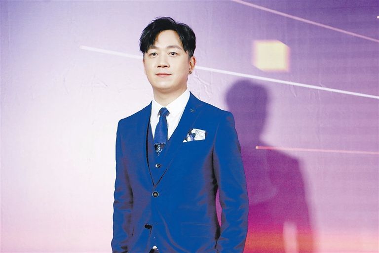 他叫钟凯强,与潘粤明饰演的富家子弟同名,而他却是一名龙套演员