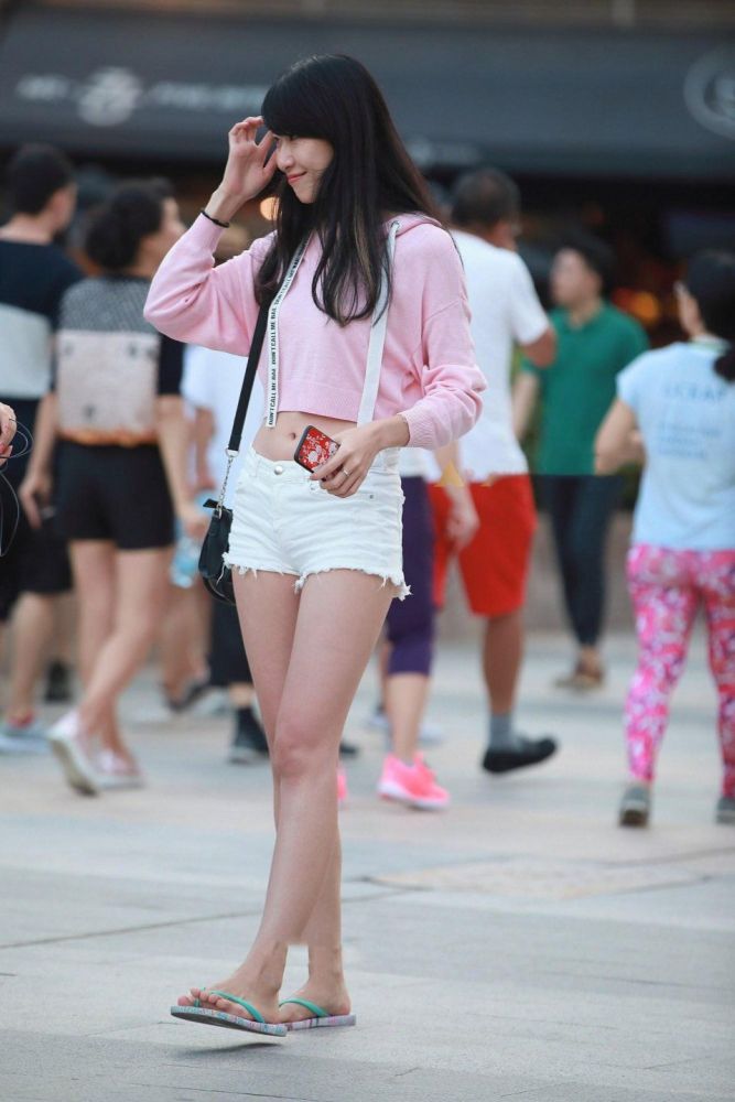 街拍穿超短紧身热裤的美女,性感长腿秀圆臀吸