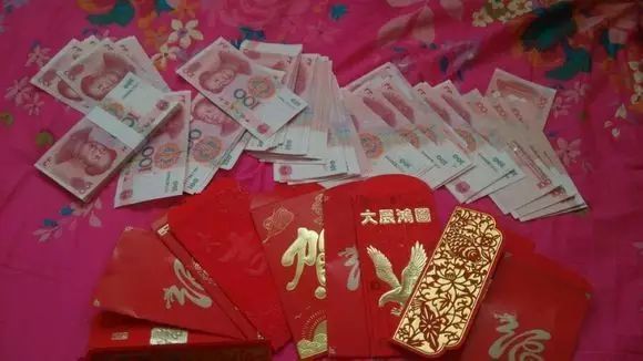 孙子和孙女同月出生,婆婆给孩子发错红包,俩儿媳一个感恩一个怒