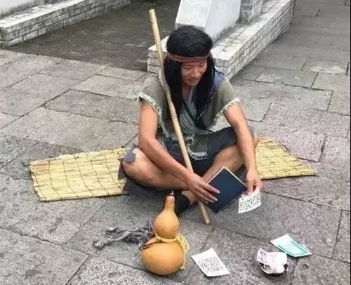 马云:杭州有个要饭的，前面放的是二维码