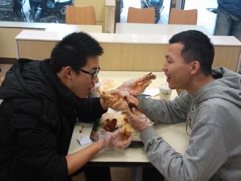 吃鸡游戏开车前为什么要打爆一个轮胎?原因爆