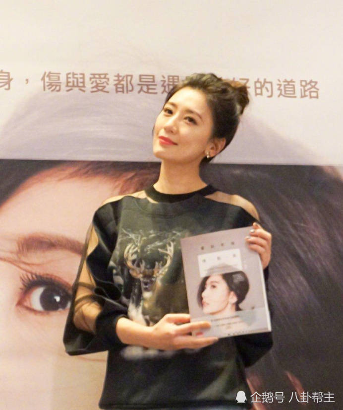 44岁的贾静雯把牛仔裤拆成裙子,还两件衫缝一