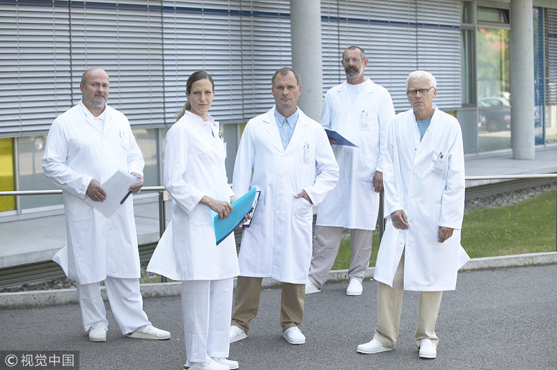 为何吃头孢药物后体温会升高?当心,得及时就医