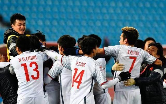 笑谈成真!中国足球再不要脸就输越南了,只用