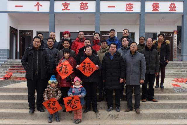 洛阳师范走进杨树底村义写春联 老百姓共享脱