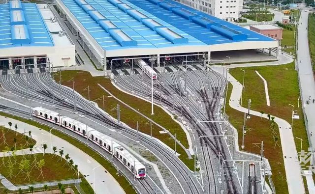 地铁列车在结束一天的运营任务后,从正线经由出入段线(连接车辆段与正