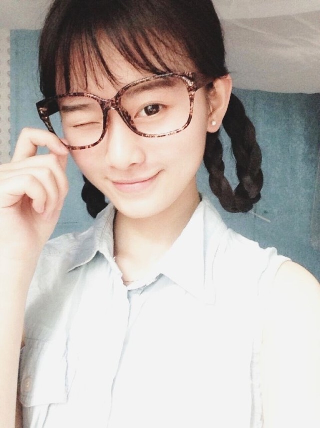 跟鞠婧祎之前网上少年时期的照片相差太多了.