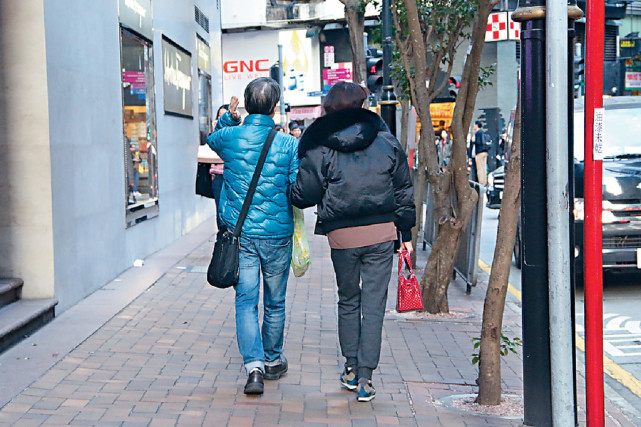 陈启亨有时候会陪老婆买衣服,在喝下午茶时还为谢