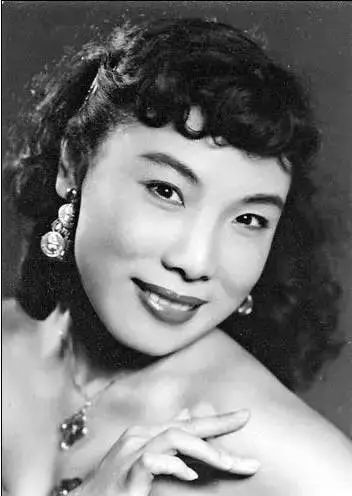 张露是1940年代至1950年代的著名国语女歌手,有"中国歌后"美誉,其代表