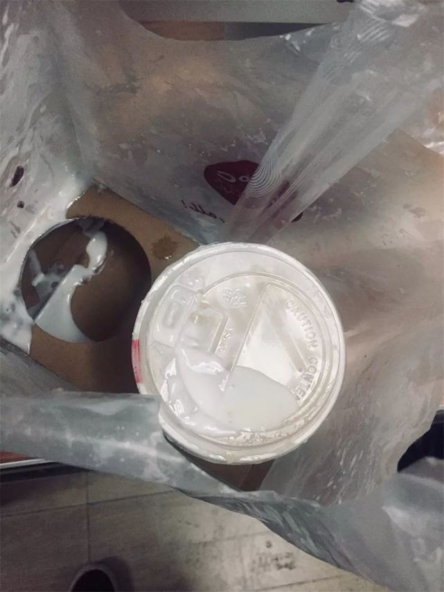 外卖小哥下雪天送餐摔跤奶茶撒了想赔钱遭拒绝