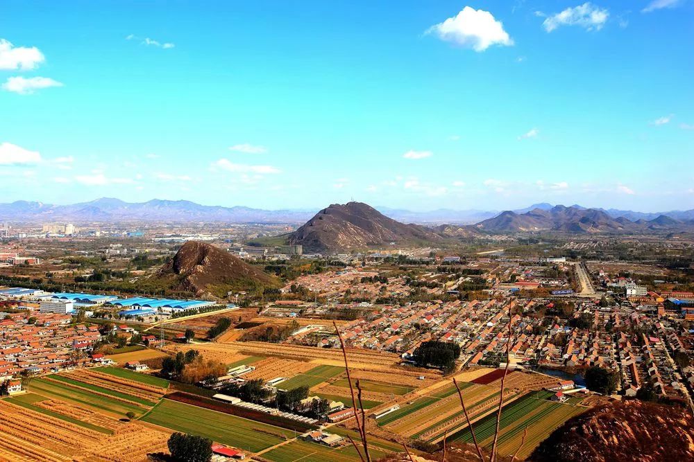 朱山庄村地处遵化市东南部,距市区5公里,东临黎河,西南环112国道,距离