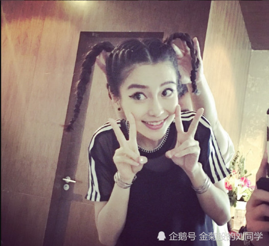 杨颖,戚薇都摆双v,杨颖秒变小可爱,但戚薇的全身大家都在模仿