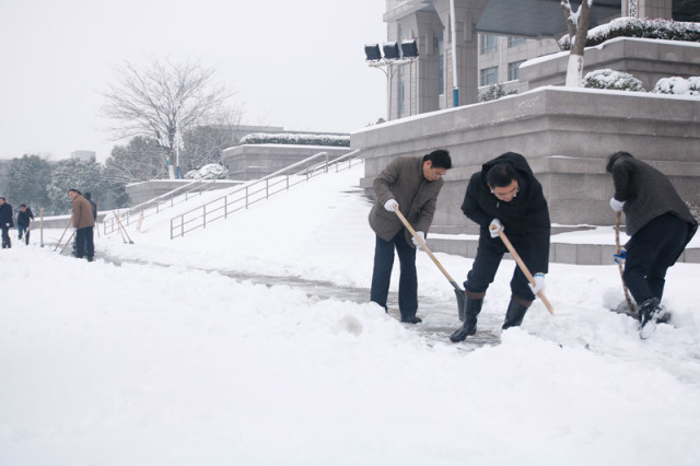 卞建秋等县领导带头扫雪除冰并看望慰问一线抗雪防灾工作人员