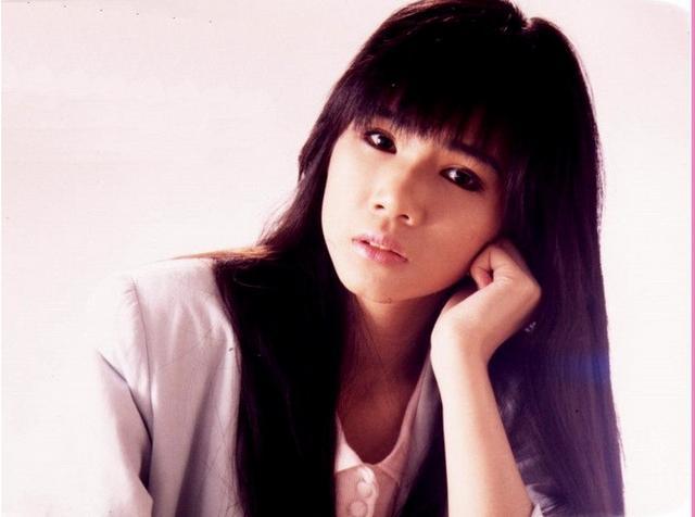 韩宝仪是台湾一位柔情派的歌手,在台湾与邓丽君,高胜美,蔡琴齐名.