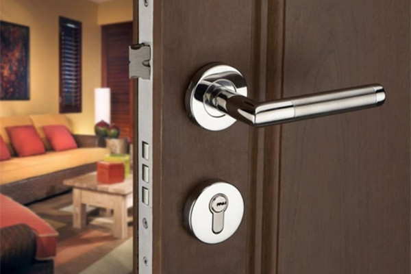 外出旅行要注意:如何锁好门窗!