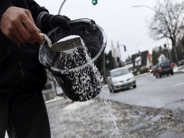 美国 路面撒盐融雪危害环境专家呼吁找别的方法