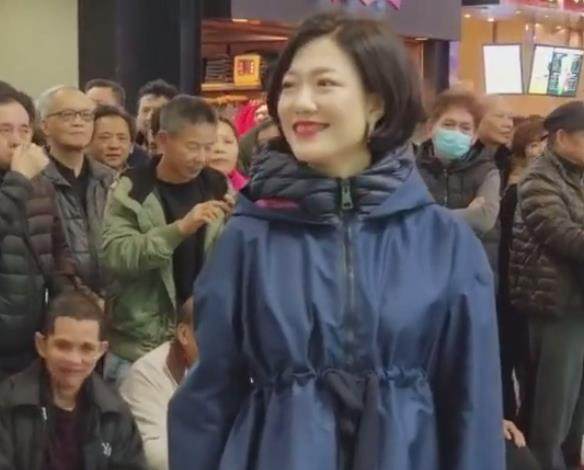 她是香港街头的小龙女,坚持公益演唱,被警察查到时也很无奈!