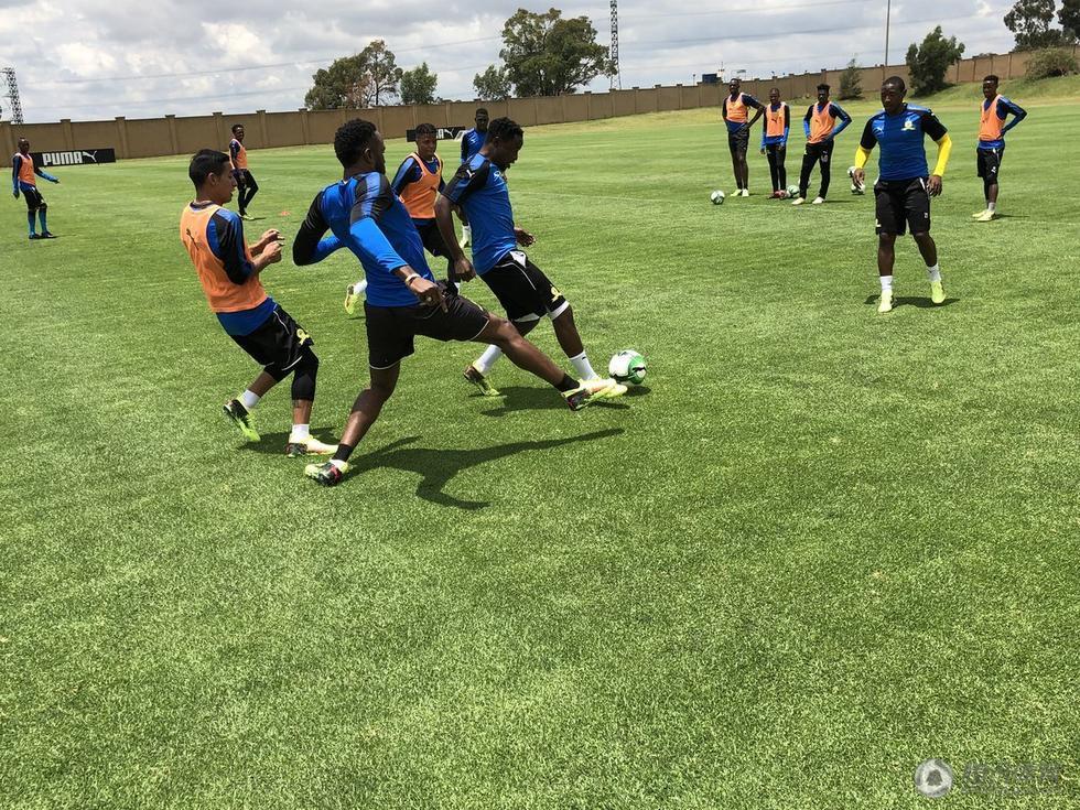 博尔特造访南非 推动田径青训踢足球友谊赛