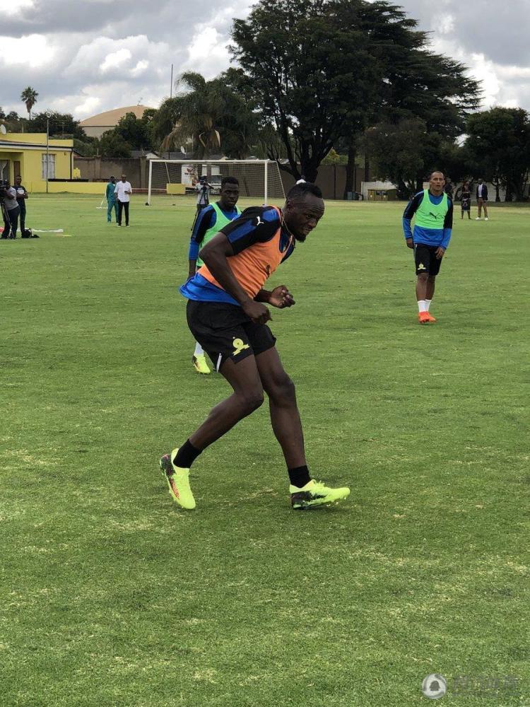 博尔特造访南非 推动田径青训踢足球友谊赛