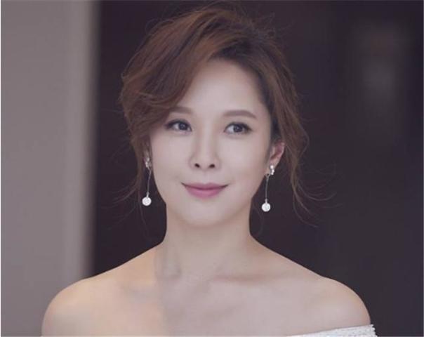 她是台湾著名的女艺人,优雅的气质和一直在线的颜值,一直被大家夸赞