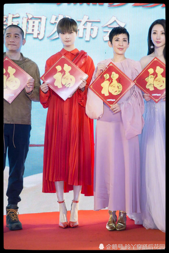 李宇春穿裙子踩红色高跟鞋惊艳全场!网友:好看