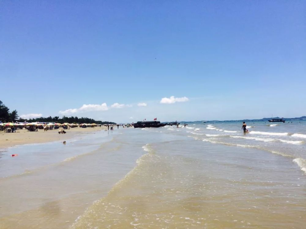 防城港金滩,位于澫尾岛西面连至乌头岛西南面,因沙色金黄而得此名