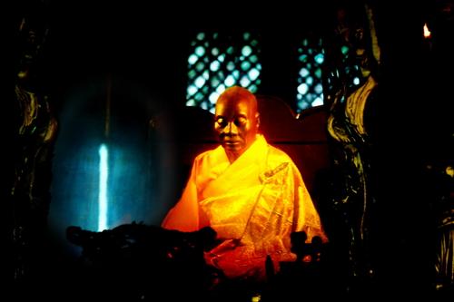 六祖慧能真身慧能舂米八个月后,五祖弘忍觉得传法的时机已到,便召集