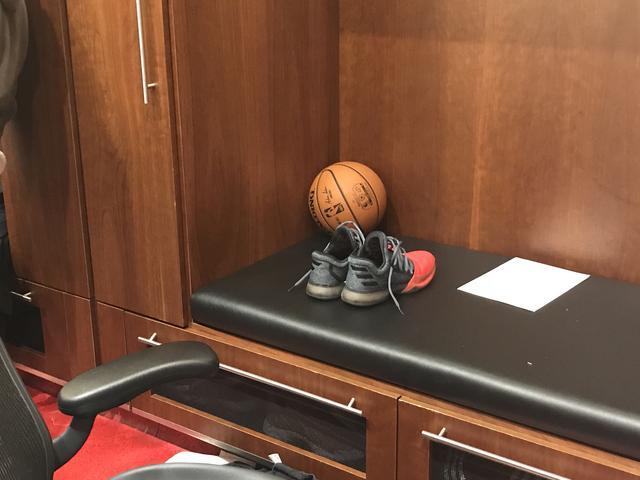 直击-哈登60分之夜堪比35秒13分 比赛用球送妈