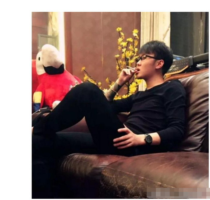 斗鱼挖走游戏主播dj平底锅,在快手九百万账号注