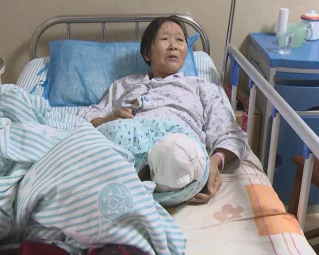 湘潭一老人过马路被撞伤肇事司机不堪压力服毒自尽