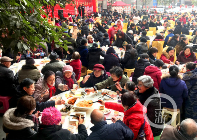 好热闹!社区700位居民一起吃了团年饭