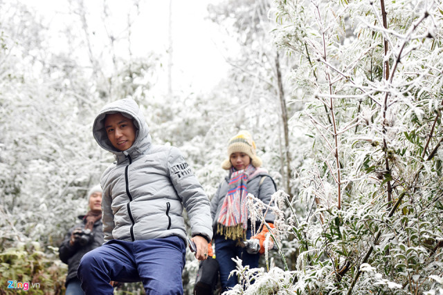 越南罕见下雪吸引各地游客蜂拥而至,赏雪车队在小镇大排长龙