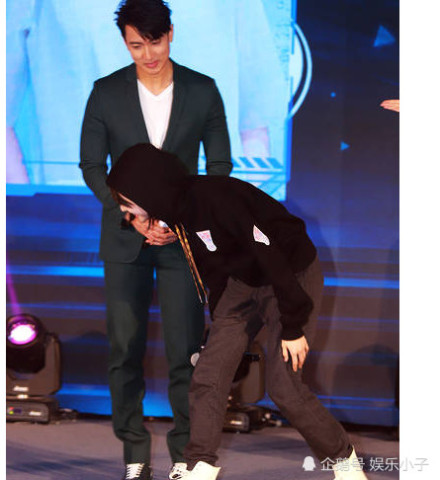 郑爽在台上弯腰走路非常搞笑.