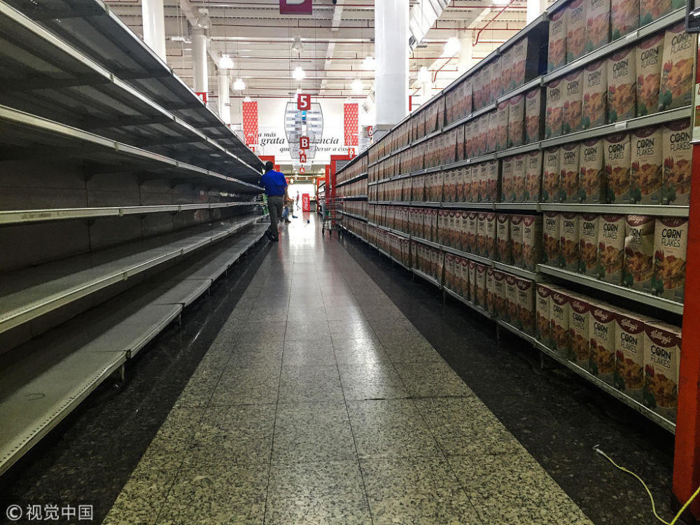 委内瑞拉经济危机造成食物短缺 超市货架空空