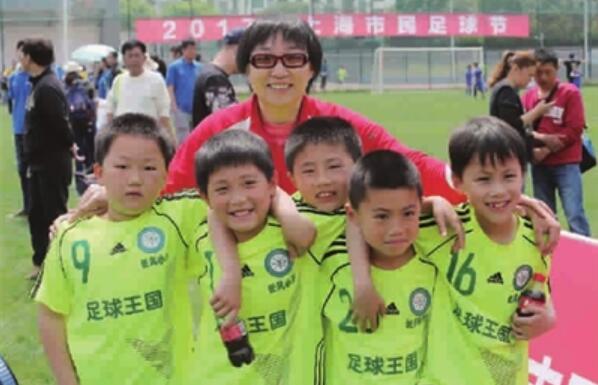 穿着裙子的马拉多纳!上海姑娘为青训梦北漂