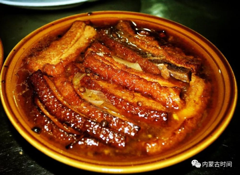 扒肉条"流水的八大碗,铁打的烧肉",呼市旧城八大碗可谓由来已久,是逢