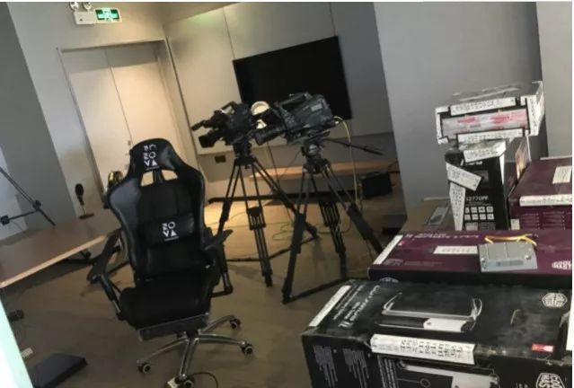 蛇哥第2次线下自证:超700万人围观 女友守护