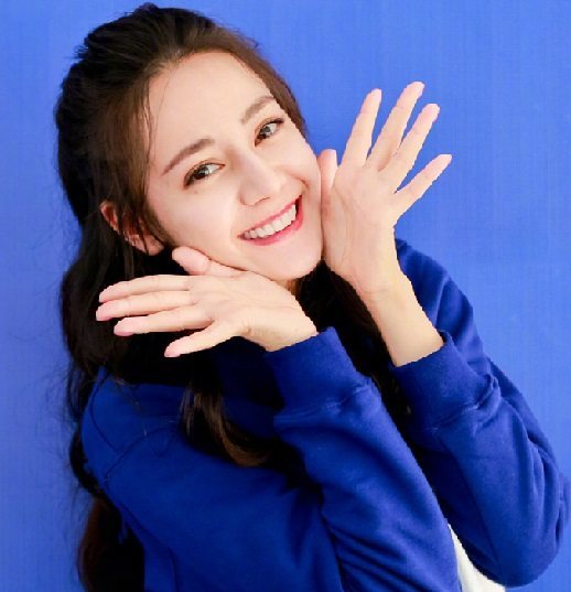 迪丽热巴一直被杨幂力捧,原因是她与嘉行工作