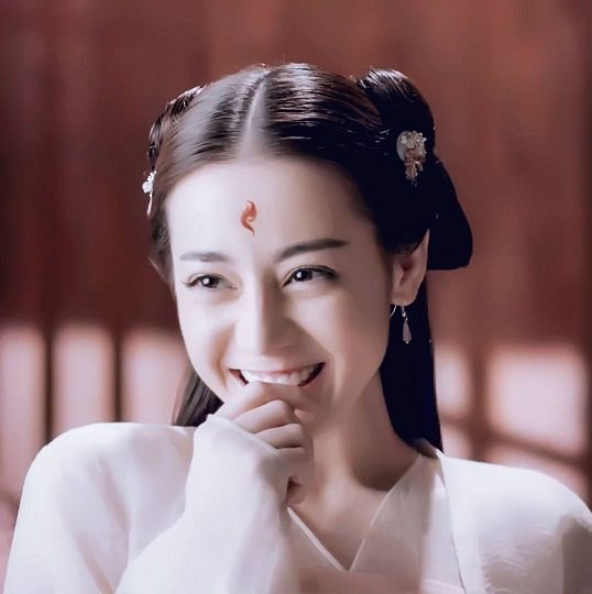 迪丽热巴一直被杨幂力捧,原因是她与嘉行工作