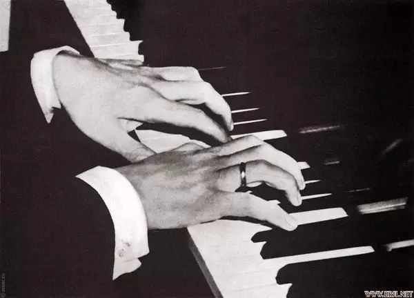 到底什么样的手适合弹钢琴?