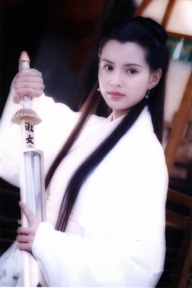 看过姑姑李若彤的现代装,才知道古装不是她最美的状态