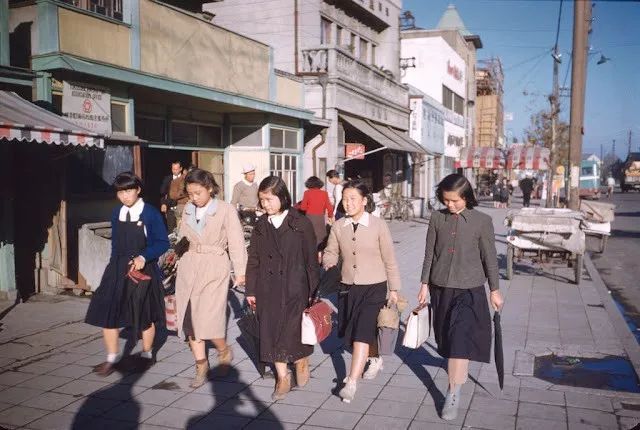 一组老照片带你去看看50年代的日本是什么样