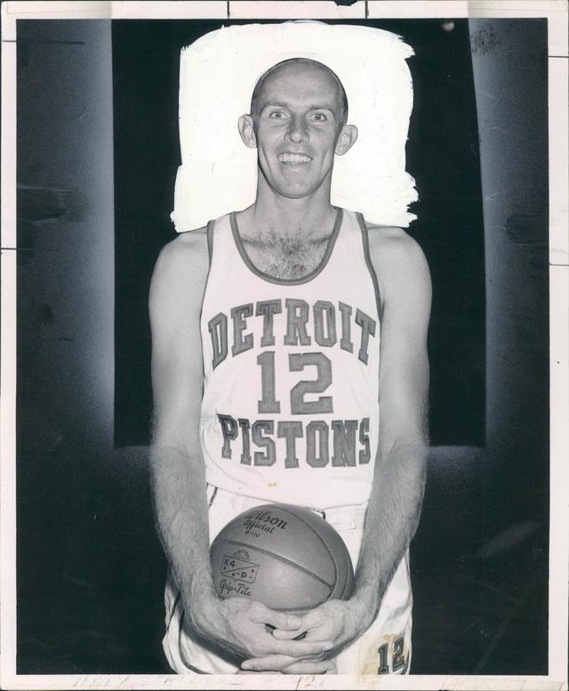 尼尔-约翰斯顿在1929年2月4日出生于俄亥俄州奇利科西市,他在1951年