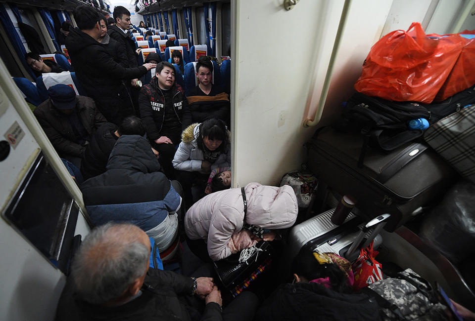 回家列车如此拥挤农民工自带躺椅坐车厢过道