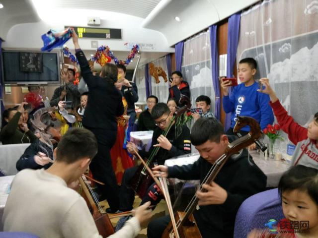 z179次列车上的——"小小演奏会"