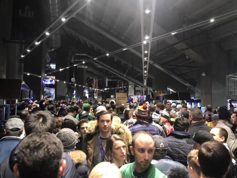 超级碗现场老鹰球迷远超爱国者 布雷迪惨遭漫