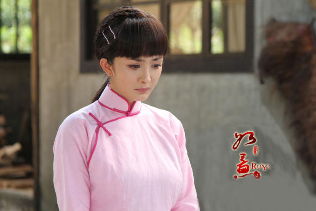 他与杨幂因戏结缘,曾因"剧本门"而备受吐槽,如今43岁颜值不输小鲜肉